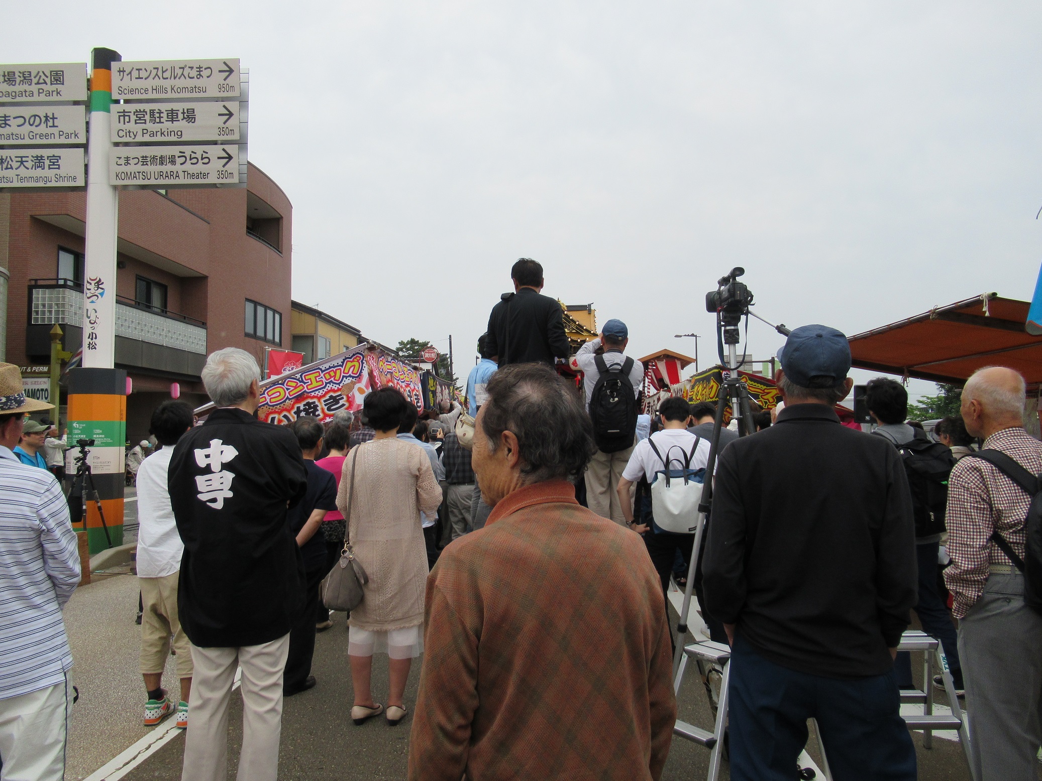 曳山子供歌舞伎!人の頭しか見えない。。。