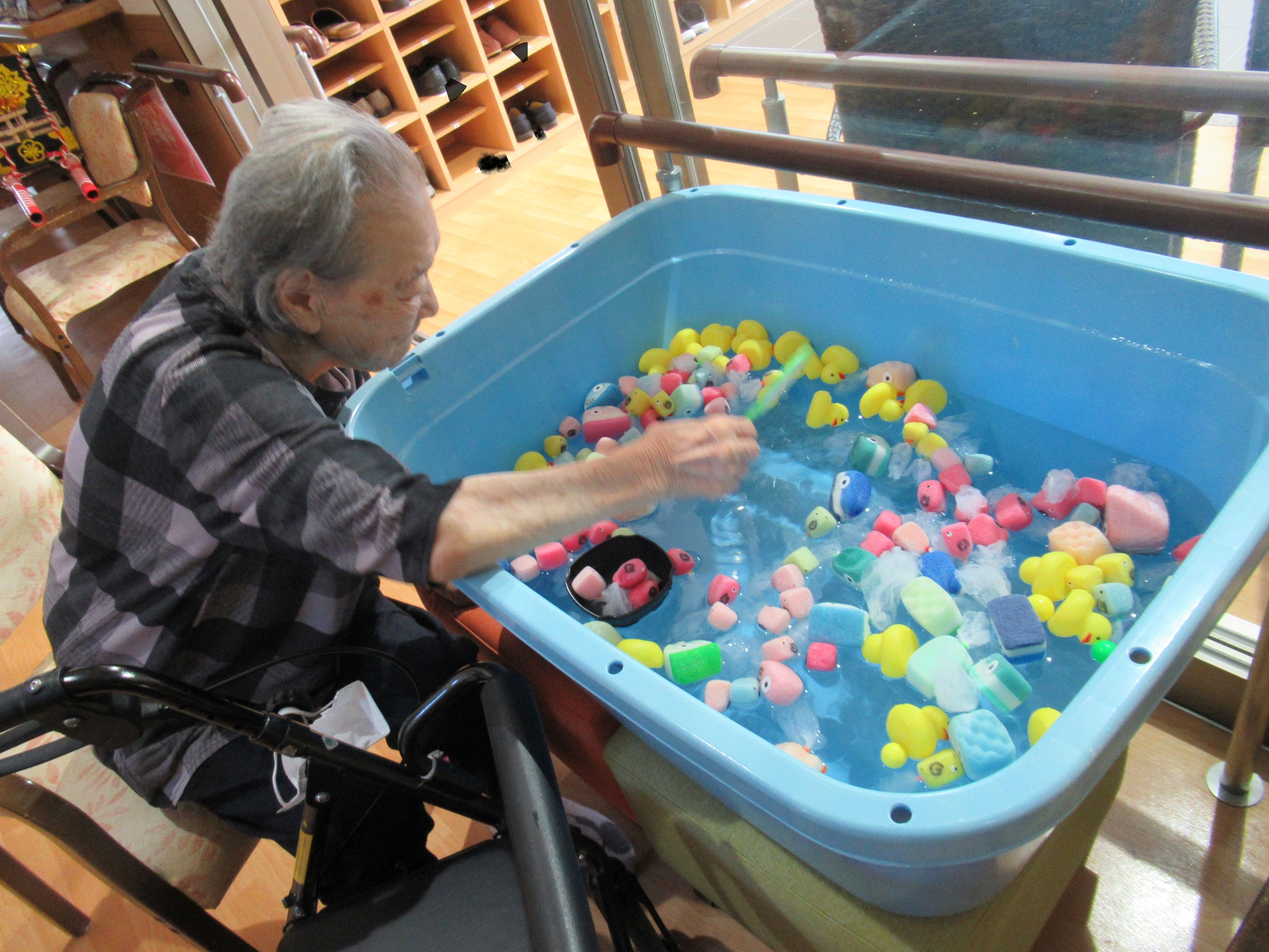 玄関近くに金魚すくいゾーン