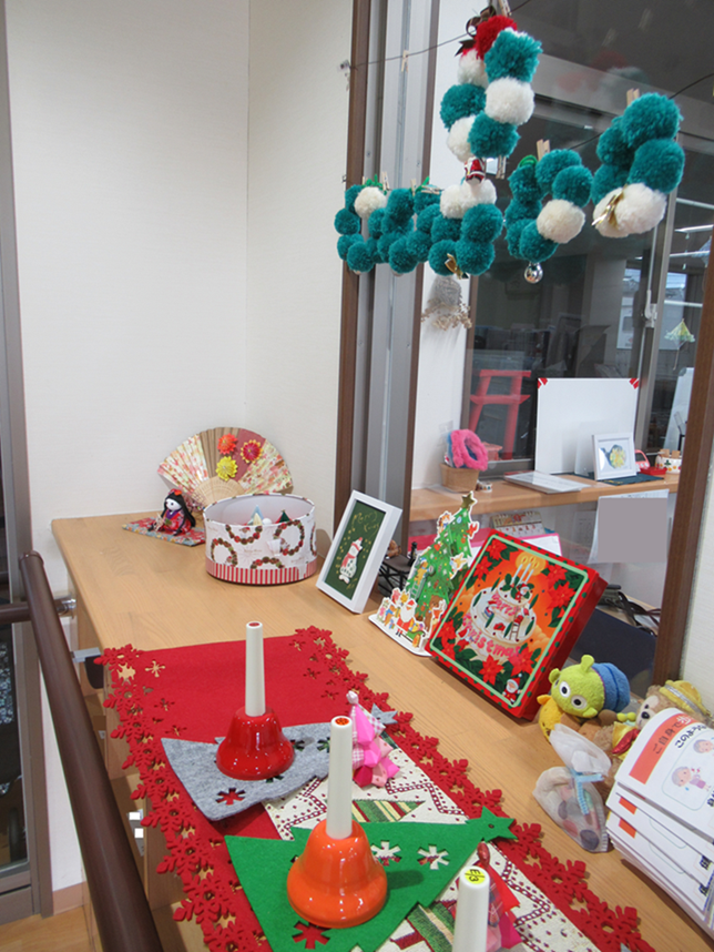 玄関のカウンターと壁飾り