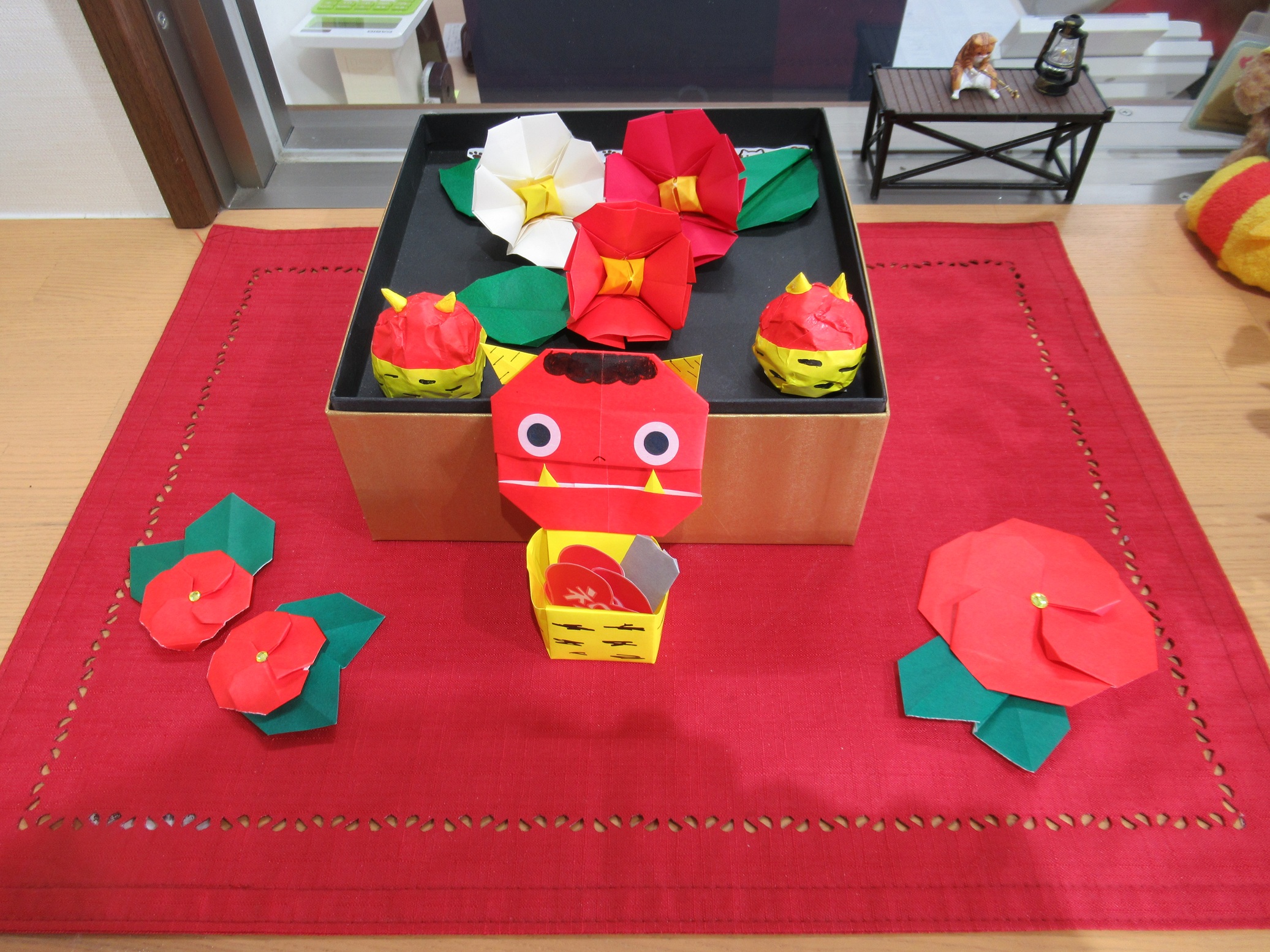 椿の花と鬼さんも飾りました