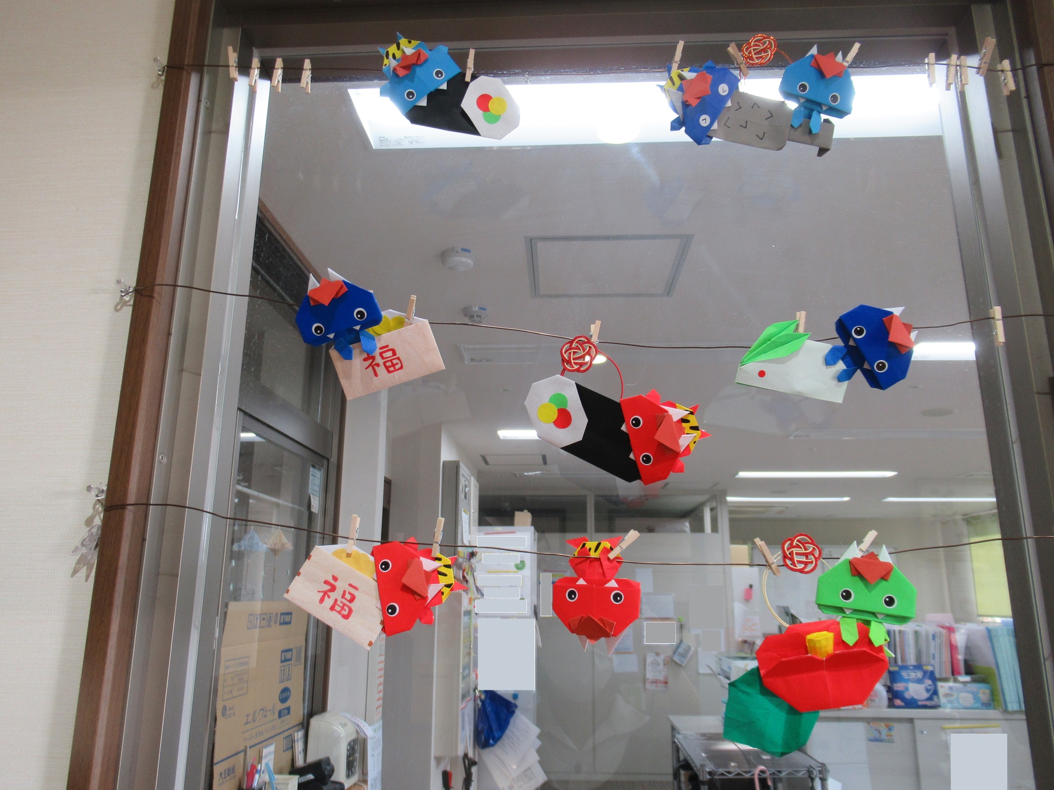 玄関の窓に飾ったぶら下げ飾り