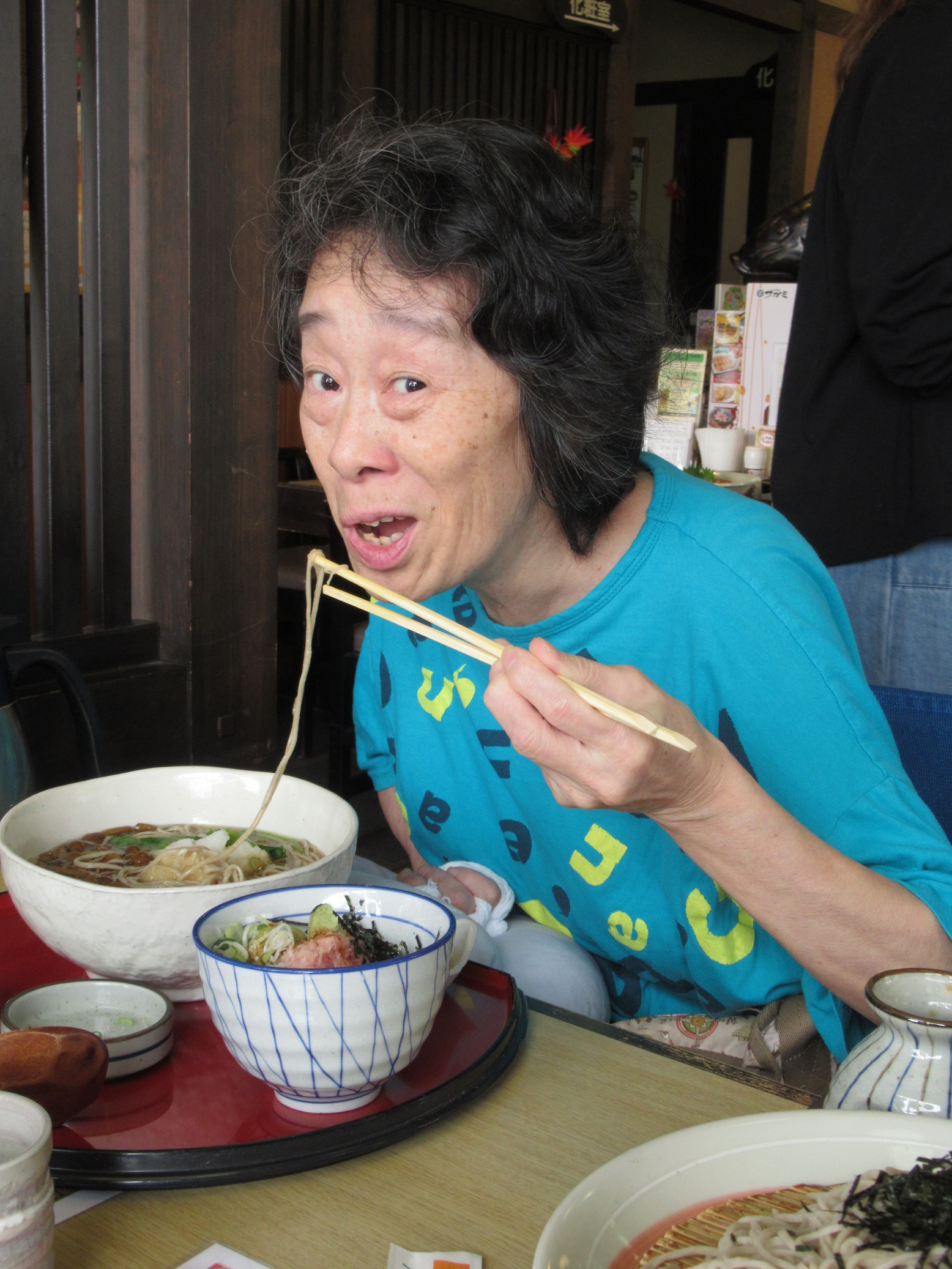 そばを食べてまーす(^^)v